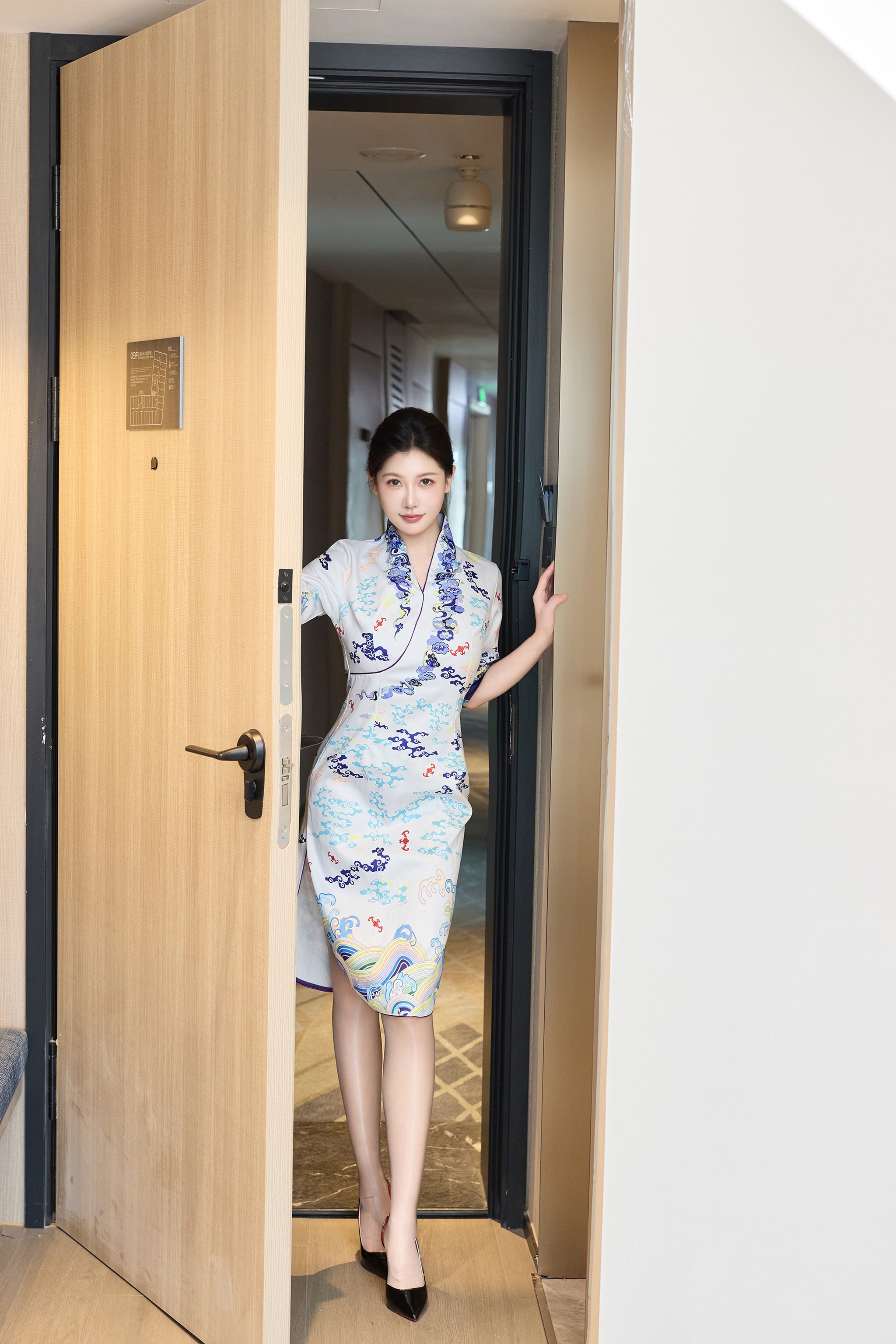 尹甜甜 - NO.027 空姐的青花旗袍 [74P]-XikXak
